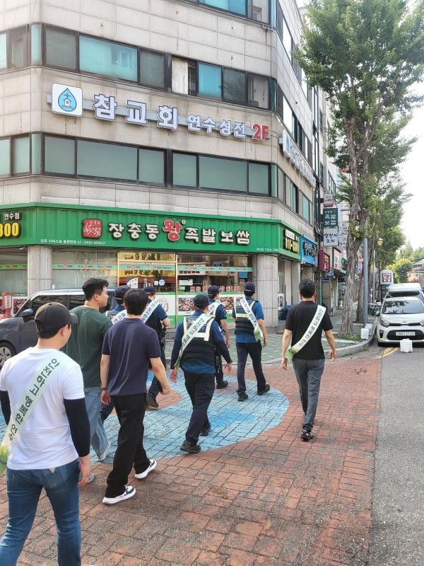 연수구는 지난 8일 주민과 방문객들의 불편 민원이 다수 발생한 청학동 일대에서 불법 광고물에 대한 민·관·경 합동 야간 단속을 진행했다